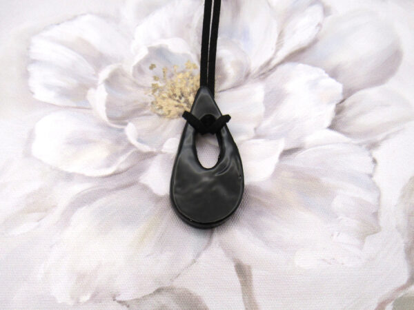 Black teardrop pendant on background - IMG_8370